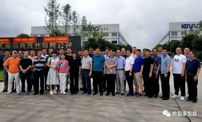 与会人员在遵义泉州赵明生态环境监测有限公司有限公司大门口合影留念